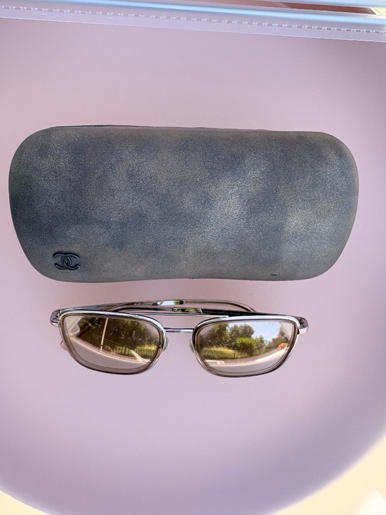 CHANEL 4241 metal pilot sunglasses in gold with mirrored lenses. main image 9